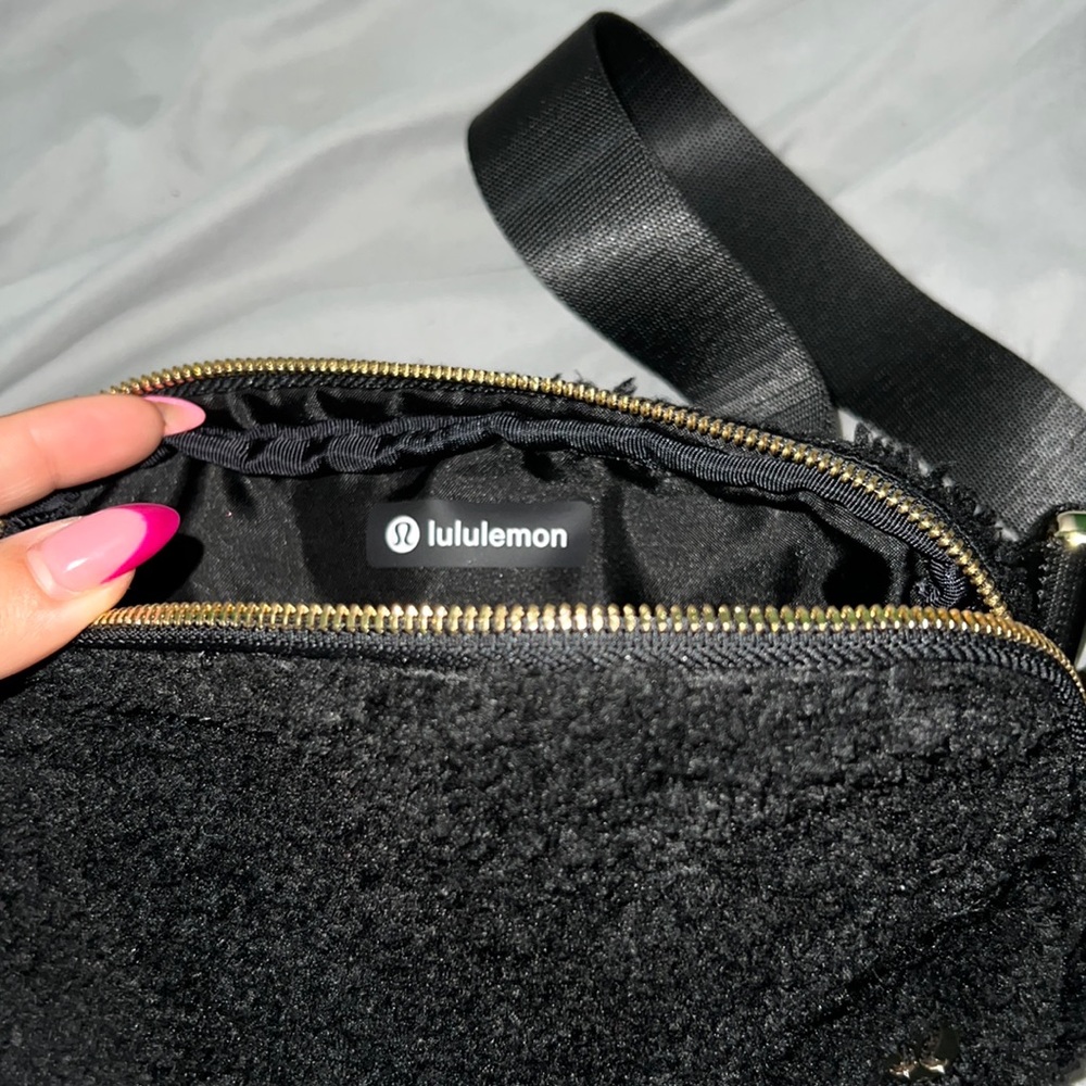 Lululemon Sherpa black Fanny pack used once